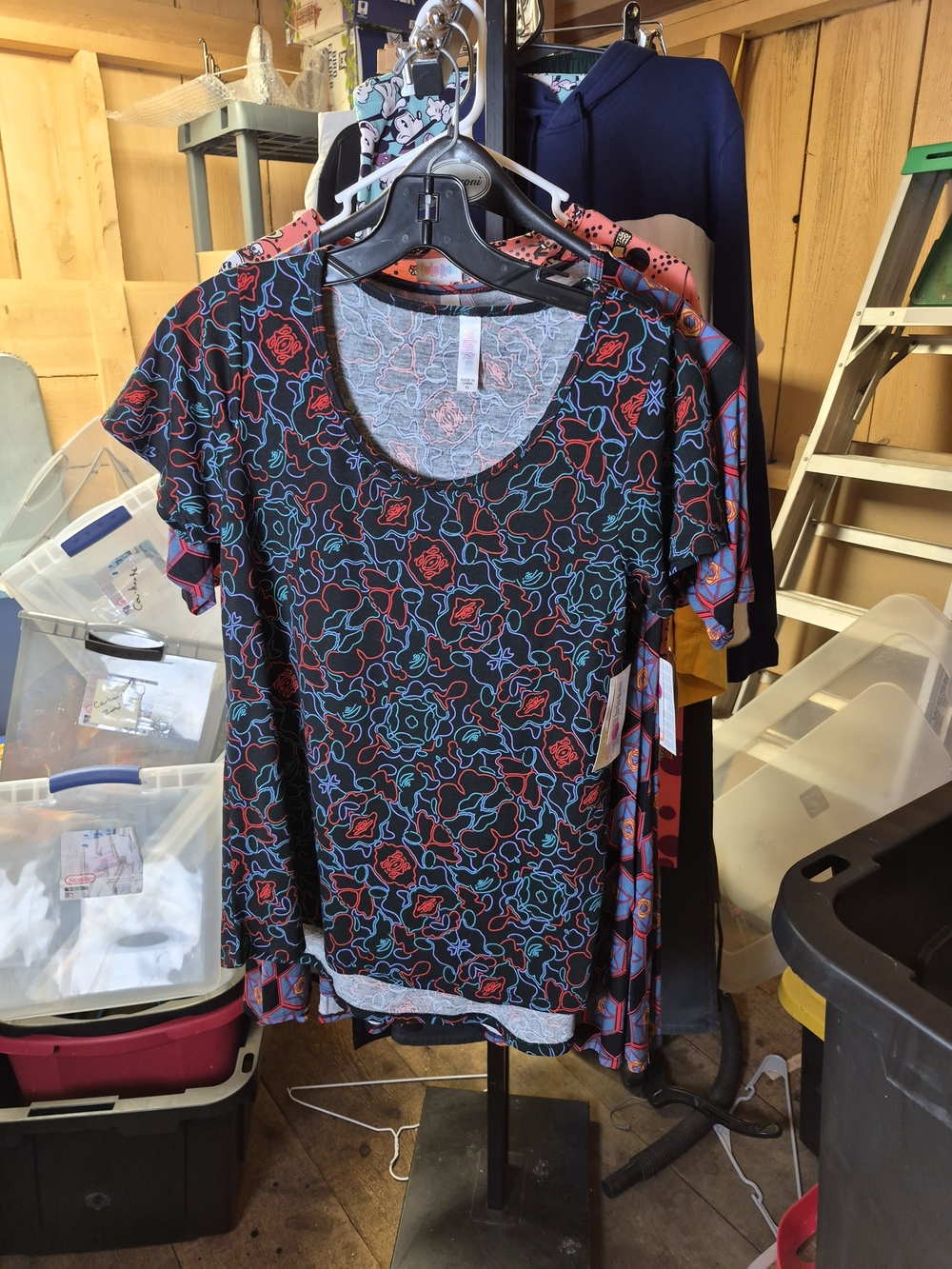 LuLaRoe Black Short Sleeve Scoop Neck Tee with Red & Teal Floral Print Bin 49
